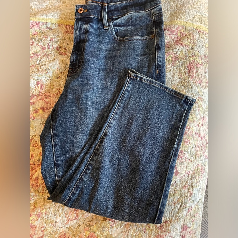Medium blue modern ankle jean